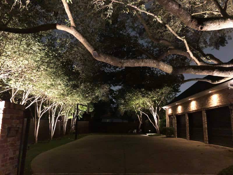 lights outside to light up a driveway